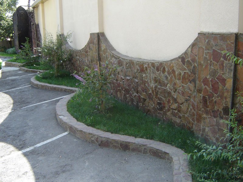 Отделка забора и бордюра природным камнем
