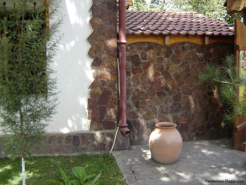 Отделка стены природным камнем